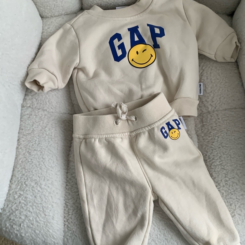 Cream baby Gap sweatsuit 0-3 months